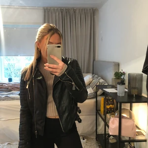 Skinnjacka  - Säljer nu min skinnjacka från chiquell då den inte längre kommer till användning🥰 Den är i storlek 40 men skulle säga att den mer är som en 36/38. Priset går att diskutera vid snabb affär