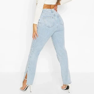 Slits jeans petite - Från Boohoo, endast använda 1 gång. Lite för tighta på mig (enligt mig). Är 156-7 för referens och annars sitter de väldigt snyggt och ger en bra former pga fickorna! 💓