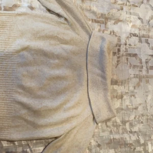 Stickad tröja, bar axlad - Denna tröjan är i bra skick och sällan använd. Leverans betalas för sig.