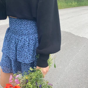 Blå Leopard Kjol - Säljer min jättefina blåa leopard kjol från Kappahl då jag inte har så mycket användning av den😊 Kjolens färg syns bäst på bild 1 och 3. Kjolen är i bra skick. Storleken är 170 men passar Xs