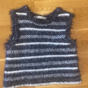 Väst, storlek S.  - Har endast använt en gång. Säljs inte i butik längre. Kan mötas i Stockholm men även leverera. BUD: 50kr