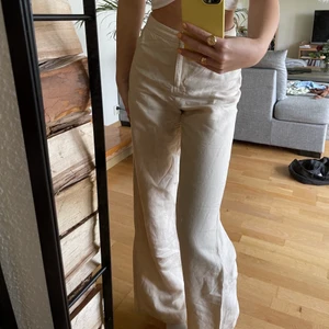 Linnebyxor  - Säljer dessa linnebyxor från beshka som går ner till marken på mig som är 178cm lång! Byxorna är i strl 34 och är i färgen Sand. Byxorna är endast använda ett fåtal tillfällen💖💖