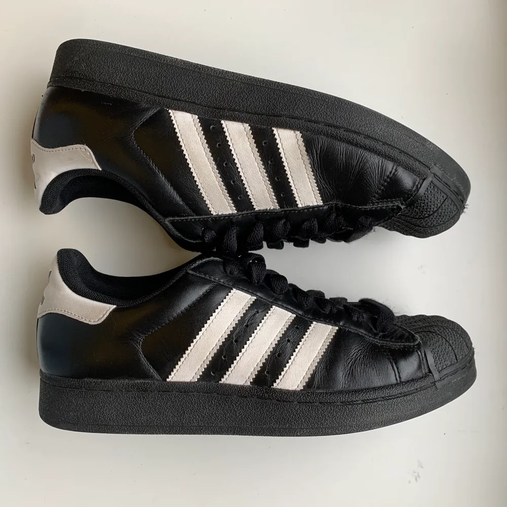 Vintage 20 year old Adidas Superstars without the new golden logo (looks so much better without it!!) worn about 10 times bc they’re too small for me. They are a 39 but fit like a 38. Super fresh and hydrated leather and perfect condition sole.. Skor.