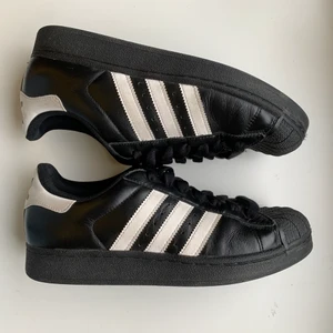 Adidas superstar vintage model - Vintage 20 year old Adidas Superstars without the new golden logo (looks so much better without it!!) worn about 10 times bc they’re too small for me. They are a 39 but fit like a 38. Super fresh and hydrated leather and perfect condition sole.