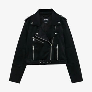 Pull&bear skinnjacka (inte skinn) - Super snygg och trendig skinn-jacka, det är mocka liknande tyg o inte skinn💗 Jackan är från pull&bear men köpt på zalando! Aldrig använd och prislappen finns kvar⚡️ storlek XS, skriv till mig om ni vill ha mer info eller bilder! Säljer vid ett bra bud💗☺️ köparen står för frakten!!