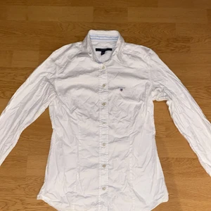 Gant skjorta - Säljer min skjorta för att jag inte använder den, har typ använt den 3 gånger. Bra skick och sitter jätte fint💗 den är lite skrynklig men jag kommer styrka den innan jag skickar den😌