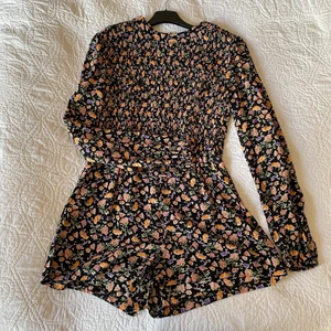 Jumpsuit med prislapp - Söt jumpsuit med prislappen kvar! Storlek S från Urban Outfitters. Helt ny! 