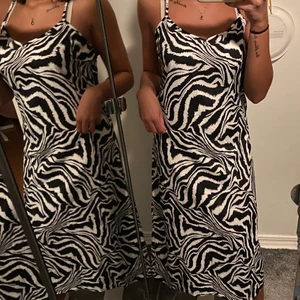 Zebra klänning - Klänning med zebra mönster, enbart testad 💕