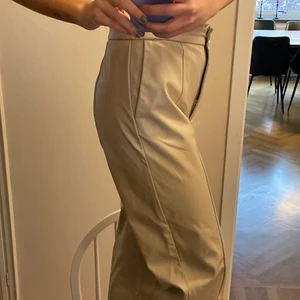 Beiga lackade byxor🤎 - beiga ankellängds byxor i läderimitation från weekday🤎