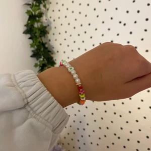 Armband⭐️🌸 - Det är gjort av blommiga pärlor, runda guldiga pärlor, vaxade pärlor och ett hjärta i mitten🌸🦋