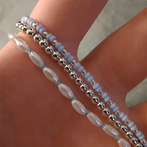 Armband set - Detta består av tre silver, och blå detaljerade armband som är hemmagjorda. Alla består av stretsh band och passar de flensta