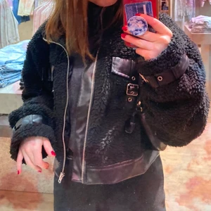 Jacka💖 - Säljer denna snygga jacka då den inte kommer till användning. Är andvänd ett fåtal gånger💜 den är i storlek M men passar även mig som har S i vanliga fall!