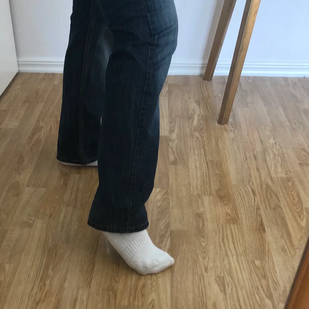 Populära second hand lågmidjade leivsjeansen 514 men som tyvärr ej kommer till användning av mig.  köparen står för frakt! (+66kr)💕 utropspris: 199kr+ frakt . Jeans & Byxor.