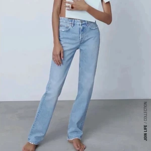 Zara Mid rise jeans  - Säljer mina zara mid rise då dom ej kommer tills användning , skriv privat för egna bilder🌟❤️ kan mötas upp i stockholm annars står köparen för frakten🌟
