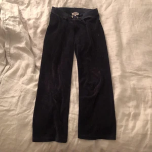 Juicy couture - Hej säljer mina juicy couture mjukisbyxor i en marinblå färg. Dem är i storlek L i barn storlek men det är väldigt små i Storlek, definitivt en xs eller kanske ännu mindre. Hör av dig om du har frågor 