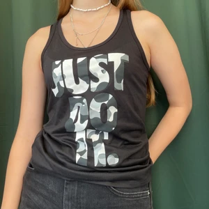 Linne JUST DO IT Nike - Träningslinne från Nike med texten ”JUST DO IT”. Begagnat i gott skick. Strl. S.