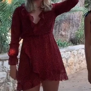 Säljer min fina klänning! - HAR BÄTTRE BILDER om intresse finns!! Säljer denna fina klänning.❤️