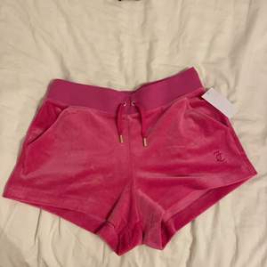 Sammet/velvet rosa juicy couture shorts i storlek M, kan även passa en S. aldrig använda då de inte satt som jag ville, prislappen fortfarande kvar! originalpris 599