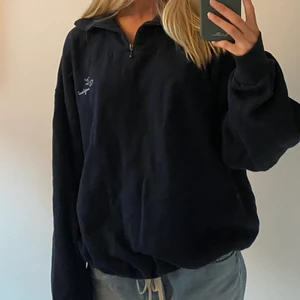 Tjock tröja - Snygg tjock tröja perfekt i vinter thriftad från Champion. Storlek XL men skulle säga att den passar mer S (min storlek på bilden)