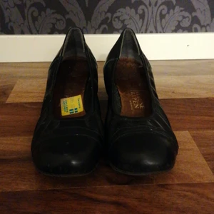 Klackskor i svart läder.  - Hejhej säljer dessa åt en släkting som ej burit dem sedan 70-talet. Bra skick och minimalt använda. Lite dammiga på bilden. Ca 6 cm hög klack. Möts upp i Karlshamn eller skickar mot betald fraktkostnad. 