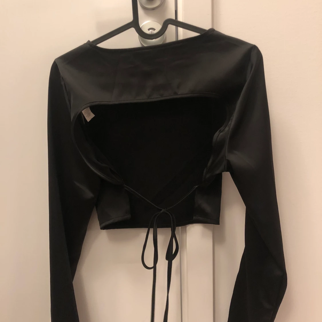 Satintopp med öppen rygg från Missguided - 91