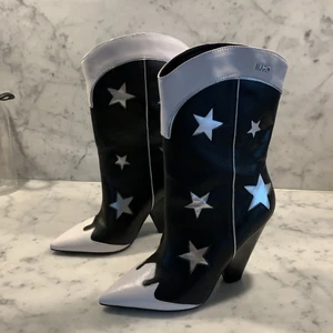 Liu Jo Cowboy Heels 🌟❤️ - Intressekoll på mina supercoola Liu Jo cowboy klackar. Storlek 38, och har endast andvändigt dem ett fåtal gånger så är i nyskick. Startbud är 1900 🌟❤️