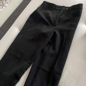 Svarta kostymbyxor från hm utan fickor. Köpt för två år sedan och säljer för dom är för små. Använda kanske tre gånger och är i bra skick