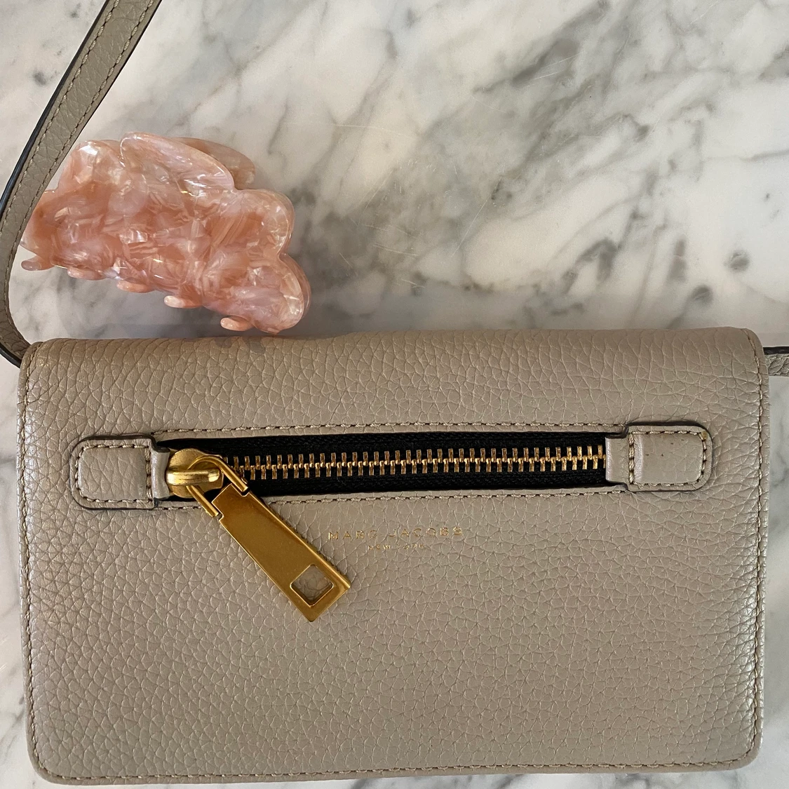 Marc Jacobs väska grå rosa hårklämma 