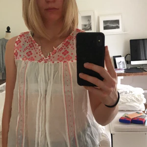 supersöt topp - en jättefin topp som är lite genomskinlig från Abercrombie & fitch. Den är i storlek M men passar mig bra som är storlek S. Knappt använd och därmed jättebra skick. Kan postas, men då står köparen för frakten :)