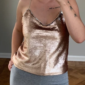 Glittrig topp - Fin topp med paljetter, prislapp kvar