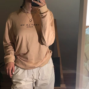 Beige sweatshirt  - Skön sweatshirt som är lätt att styla, tex som bild 2. Super mjuk
