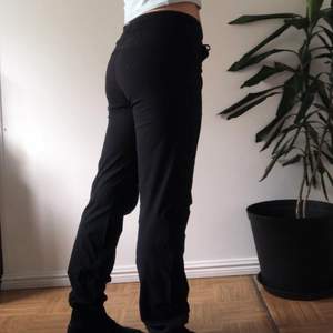 Fräna tränings byxor u ett lätt material, byxorna är otroligt mjuka och ger bra rörlighet. Frakten ingår i priset✨🌱