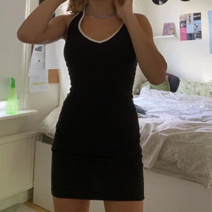 Svart klänning från HM - En fin svart klänning från HM som jag köpte i somras. Knappt använd. Skriv om du undrar något💕 Vid flera intresserade blir det budgivning:)