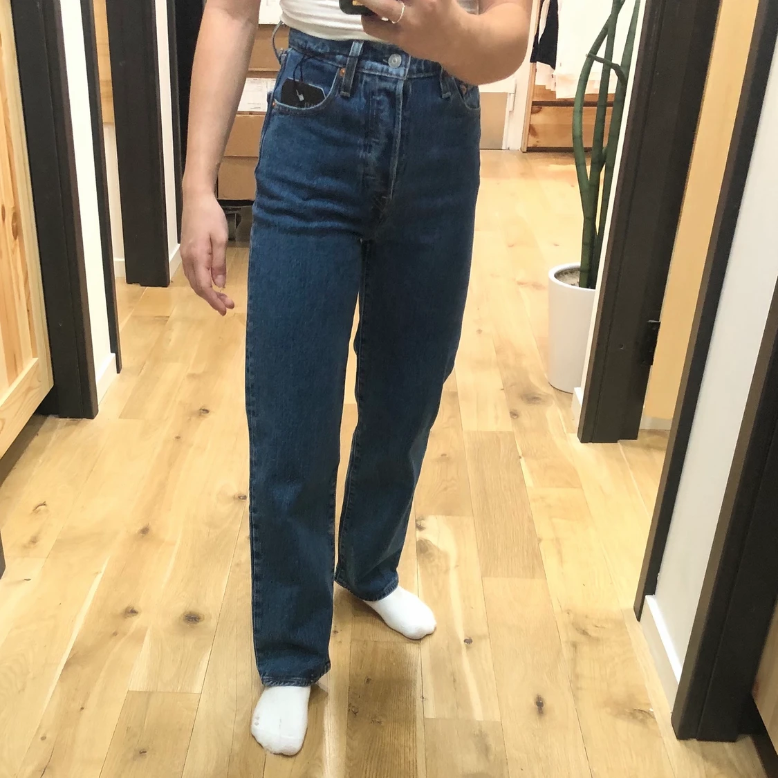 Mörkblå Levi’s jeans