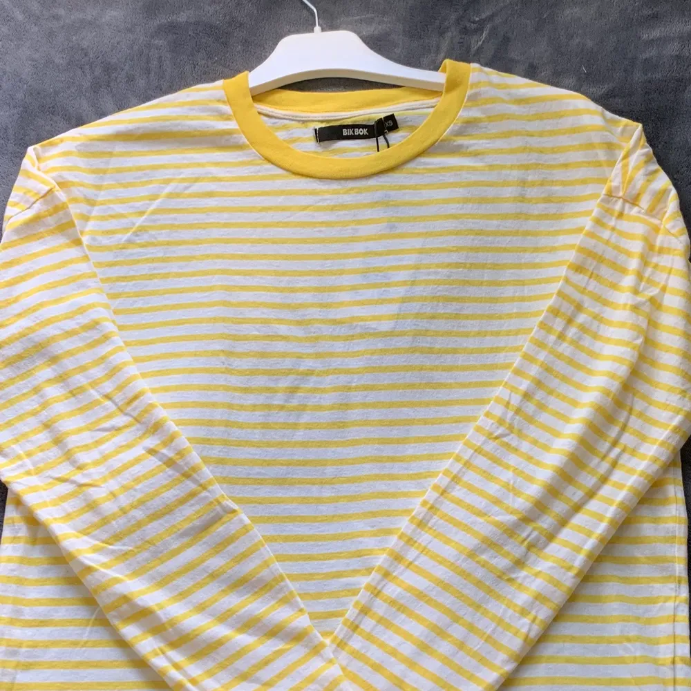 Riktigt frän, randig tröja💛aldrig använd med lapparna kvar💛inköpspris 199 kr💛säljer för 60 kr💛går både att mötas och fraktas, köparen står för frakt (fraktalternativ kan väljas av köparen)💛bara att skicka ett meddelande vid intresse, fler bilder eller mer info!. Neuletakit & Villapaidat.