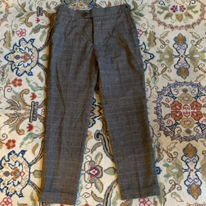 Finbyxor cropped slimfit  - Finbyxor från HM i god kvalitet i storlek 46. Använda 1 gång då dom nu är för små. Midjemått 38cm, innerben 68cm, ytterben 91cm