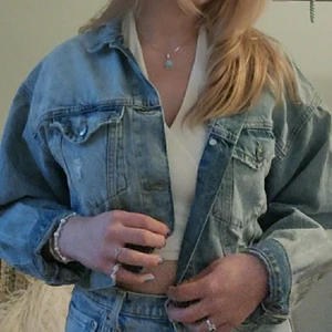 Jeansjacka - Säljer denna snygga jeansjacka 💞 använd ett fåtal gånger (princip nyskick). Säljes då den knappts används. Bättre att den hittar ett nytt hem hos dig! Färg: Ljusblå (mer lik första bilden än de andra två). Startpris 220kr + frakt (pris kan diskuteras), hör av er om funderingar 💞💞💞 