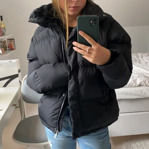 Jacka  - Säljer denna varma sköna vinterjacka. Väldigt fluffig och skön. Köptes förra vintern och använd väldigt lite. 