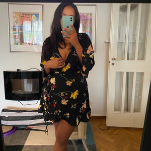 Blommig klänning - Jättefin blommig klänning perfekt till hösten. 🥰 toppen skick!