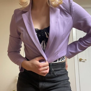 lila croppad kavaj - mycket fint skick på denna croppade ljuslila kavajen från H&M💜 aldrig använd tidigare av mig, och hoppas någon annan kan uppskatta den <3! storlek XS. Vid frågor, hör av dig på PM✨