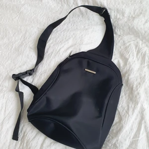 Sportig midjeväska - Nytt plagg, använd ett par gånger. Rymlig väska med stilrena detaljer. Fina tjocka sömmar med ett vattentätt material.