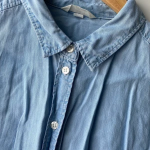 Skjorta från H&M strl 40 - Skjorta i fint skick, använd 1-2 gånger. Storlek 40. Från H&M . Färg blåjeans. Frakt går att diskutera.