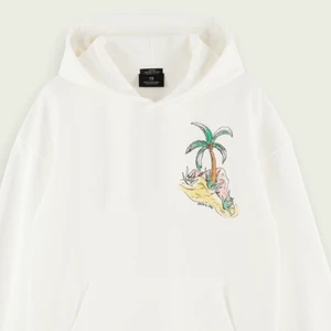 Hoodie med print på ryggen  - Min super snygga vita hoodie med print på ryggen från Scotch and Soda. Storlek M och är unisex! Ordinarie pris är 1199kr :) Använd en gång! 