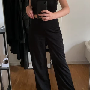 Kostymbyxor - Kostymbyxor från Bikbok i storlek M. Säljer för 50kr 🖤