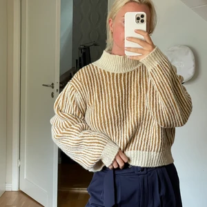 Stickad tröja - Säljer denna fina stickade tröja från nakd, perfekt till hösten! Använd 1 gång 💙