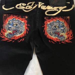 Skitsnygga jeans ifrån ed hardy! Köpta secondhand och i fint skick, lågmidjade och skulle säga raka i modellen men mot det tajtare hållet