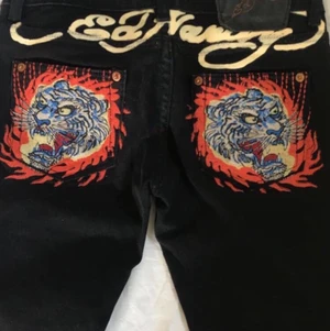 Ed hardy jeans - Skitsnygga jeans ifrån ed hardy! Köpta secondhand och i fint skick, lågmidjade och skulle säga raka i modellen men mot det tajtare hållet