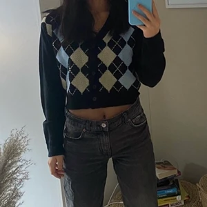 Kofta med mönster - Säljer den här tröjan, använt fåtal gånger och i bra skick! Frakt tillkommer. Skriv privat för fler bilder/intresse. 🤍