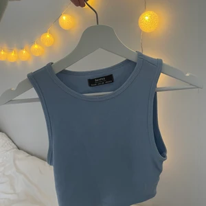 Ljusblått linne - Ljusblått linne från bershka i storlek Xs