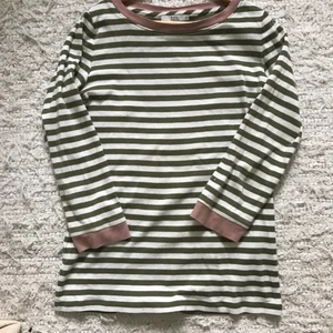 Randig tröja - En långärmad randigtröja.                                                 Passar bra till vardags eller att ha en t-shirt över tröjan! Använd ca 5 ggr. Det står att den är S men jag skulle säga S-XS. Frakt tillkommer. Skriv om du vill ha fler bilder:)🤍💚🤍